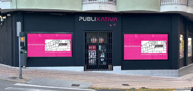 Local de Publixativa con sus dos pantallas LED en Xàtiva